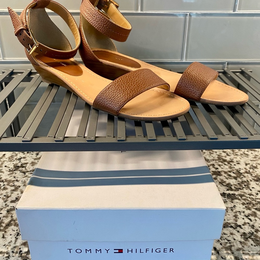TOMMY HILFIGER Womens Molina Sandals in Light Brown